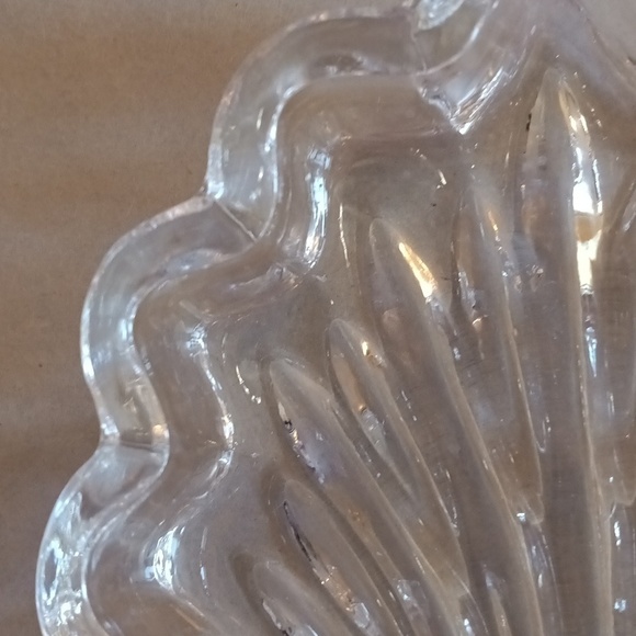 Vintage glass shell dish with lid similar to coquille with scalloped edge EUC - Picture 7 of 10